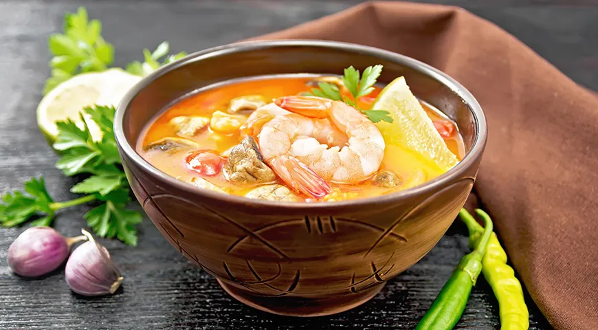 Tom yum kung to wersja popularnej tajskiej zupy z dodatkiem krewetek.