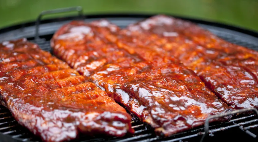 Jeśli sosem polejemy mięso w kilku warstwach, później na grillu stanie się ono znacznie smaczniejsze.