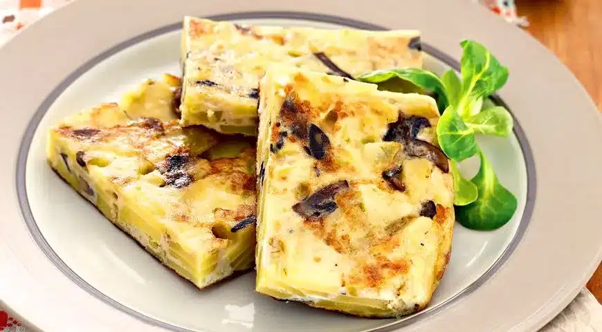 Tortilla, omlet z ziemniakami i grzybami