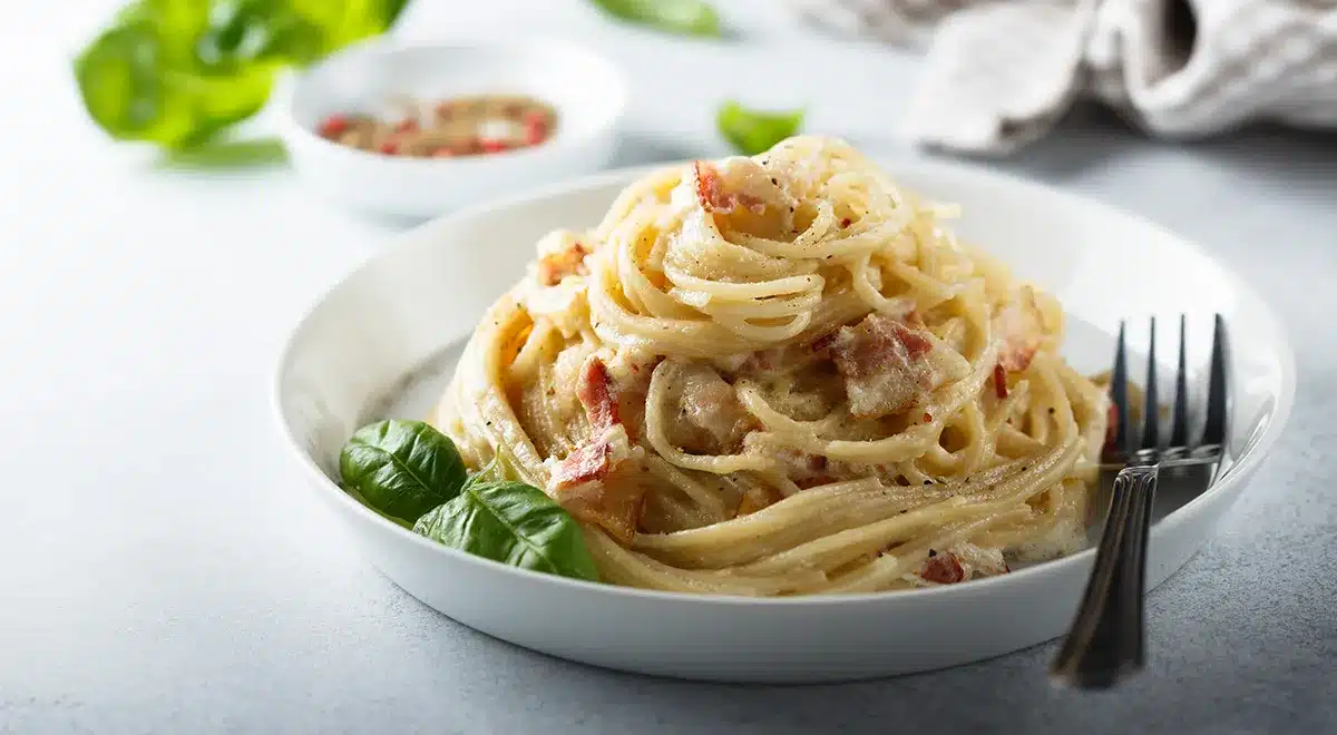 Przygotowujemy pyszny makaron carbonara, zgodnie z zasadami i bez