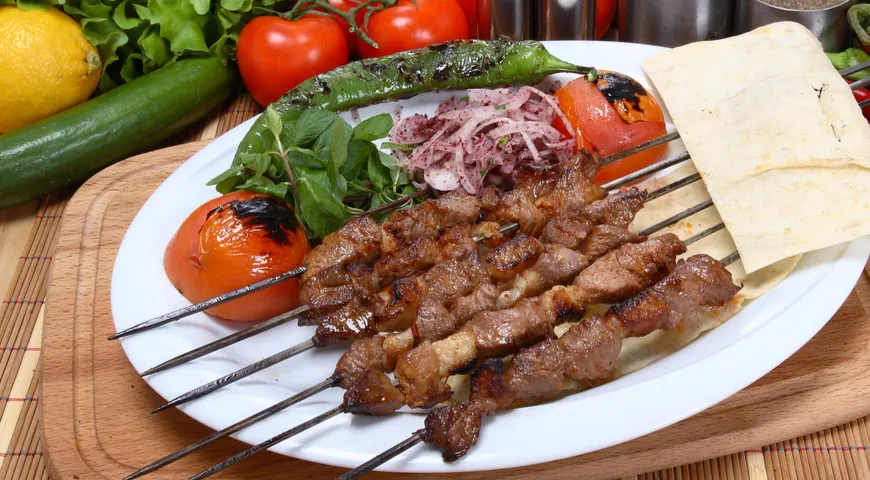 Szaszłyk (Şiş kebabı)