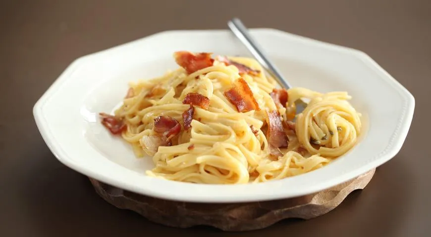 Makaron carbonara przygotowuje się z żółtek, a nie śmietanki.