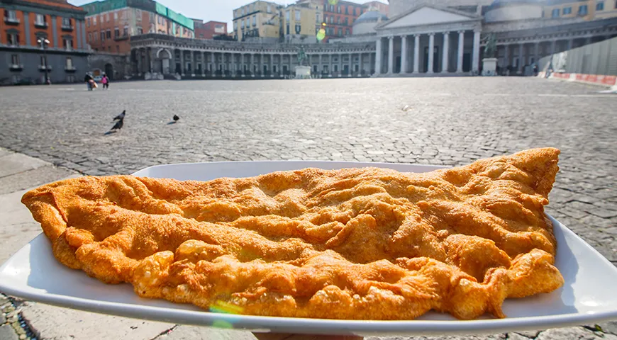 Smażona pizza przed Piazza del Plebiscito, głównym placem Neapolu