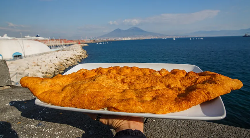 Smażona pizza z Neapolu z Wezuwiuszem w tle