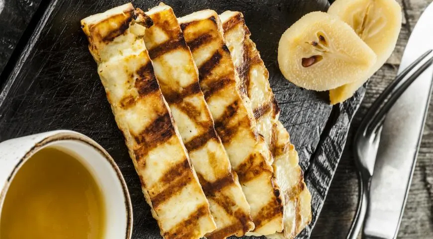 Grillowane Halloumi z marynowaną gruszką