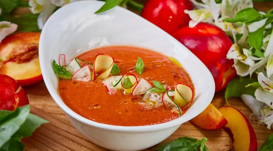 Gazpacho z nektarynkami