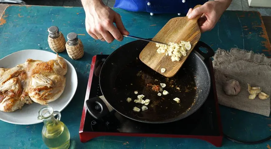 Lekko podsmaż kilka ząbków czosnku, pokrój w cienkie plasterki