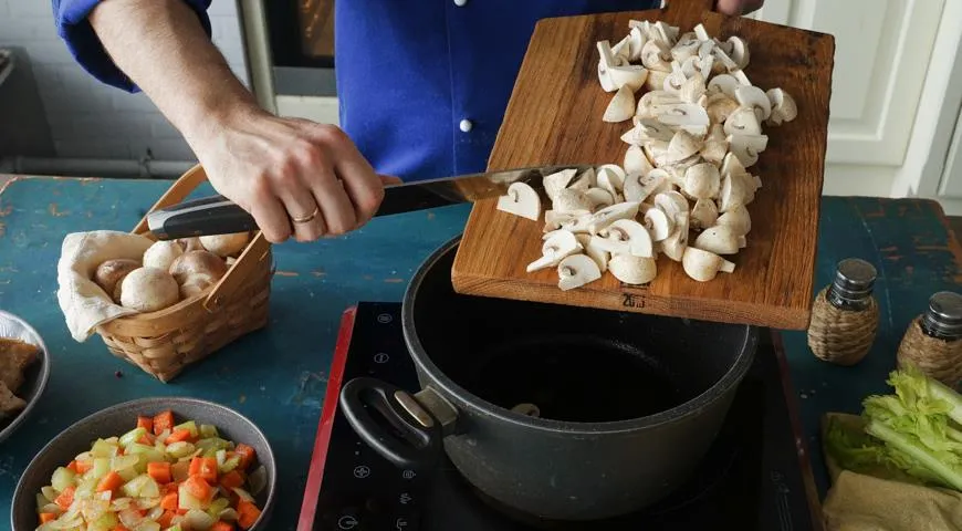 Następnie na tym samym oleju podsmaż pieczarki.