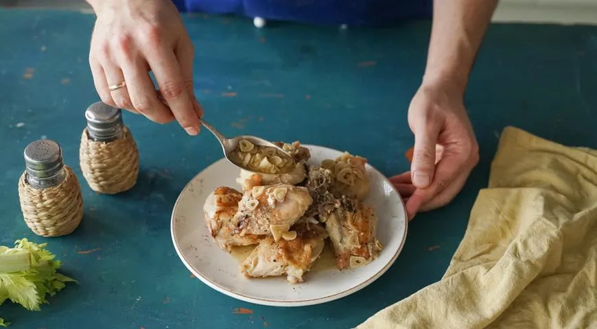 Połóż kurczaka na talerzu i polej go sosem