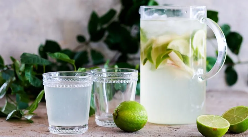 Lemoniada limonkowa z trawą cytrynową