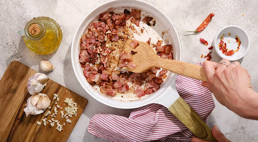 Podsmaż mięsny składnik makaronu carbonara