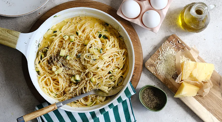 Wegetariański makaron carbonara z cukinią