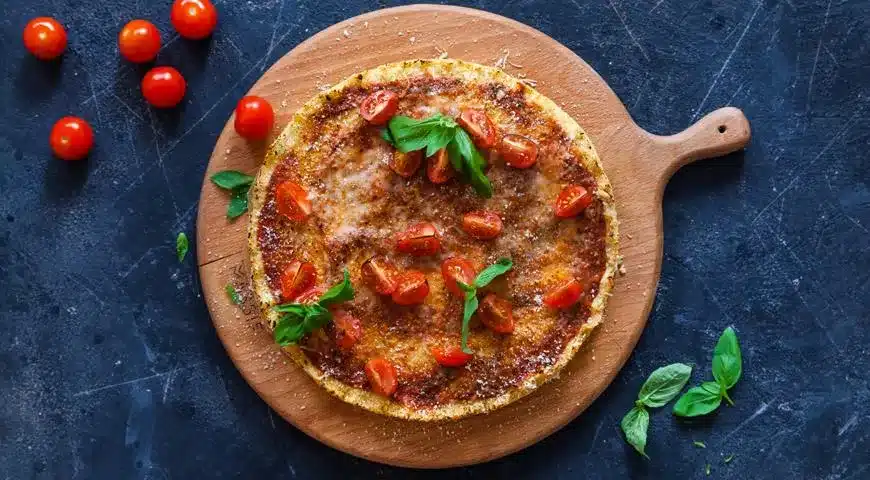 Pizza kalafiorowa z pomidorami i mozzarellą