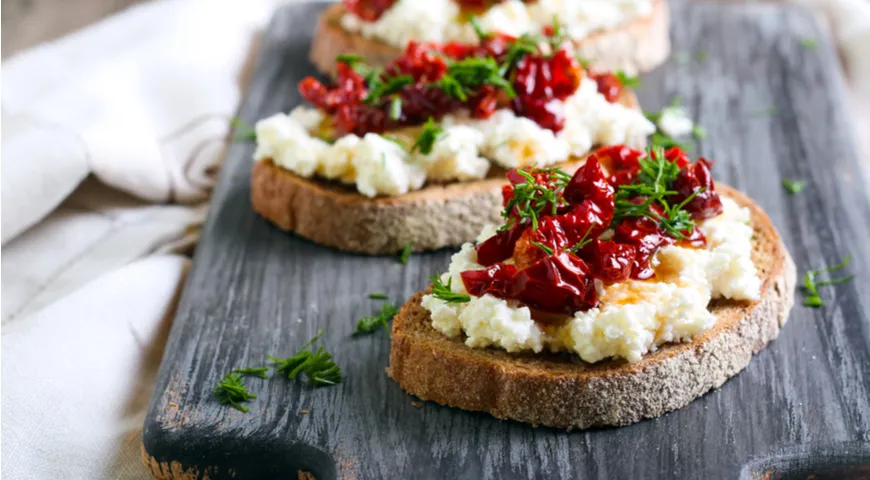 Inną opcją wykorzystania „cukierków” pokrojonych w duże kawałki i wymieszanych z oliwą i przyprawami jest bruschetta z młodym serem i suszonymi pomidorami.