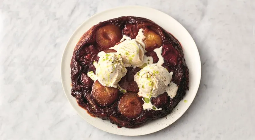 Tarta śliwkowa tatin (zdjęcie Copyright © Jamie Oliver Enterprises Limited, 2017)