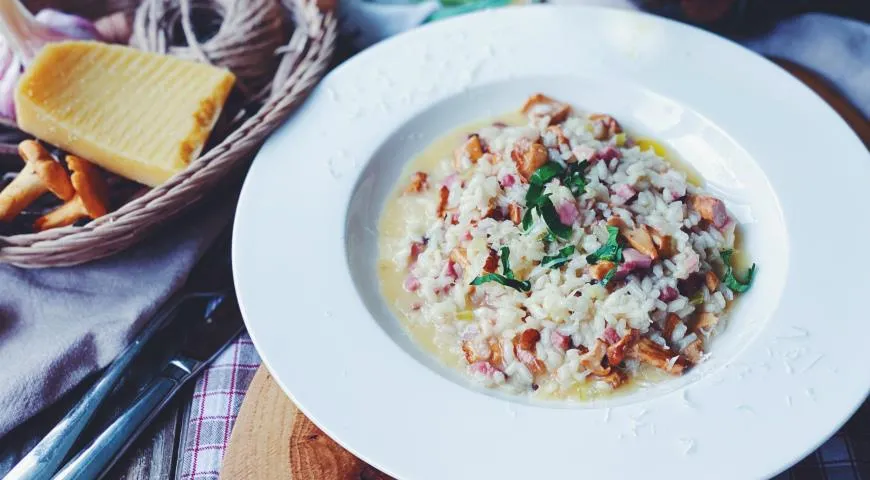 Risotto z kurkami i szynką