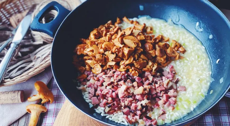 Dodajemy szynkę i kurki oraz kolejną chochlę bulionu