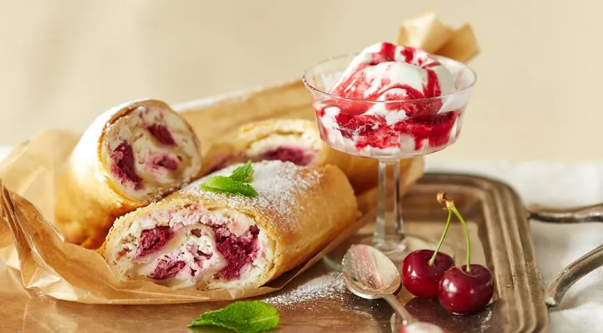 Strudel z twarogiem i wiśniami