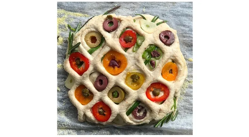 Focaccia z warzywami w stylu art focaccia od Teri Calletto przed pieczeniem, #focacciaart