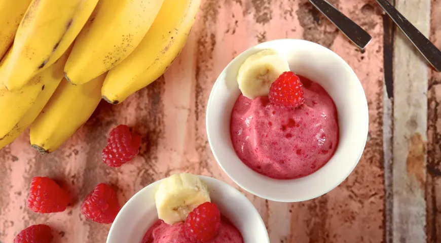 Najzdrowsze i najsmaczniejsze lody można łatwo zrobić z mrożonych bananów i jagód.