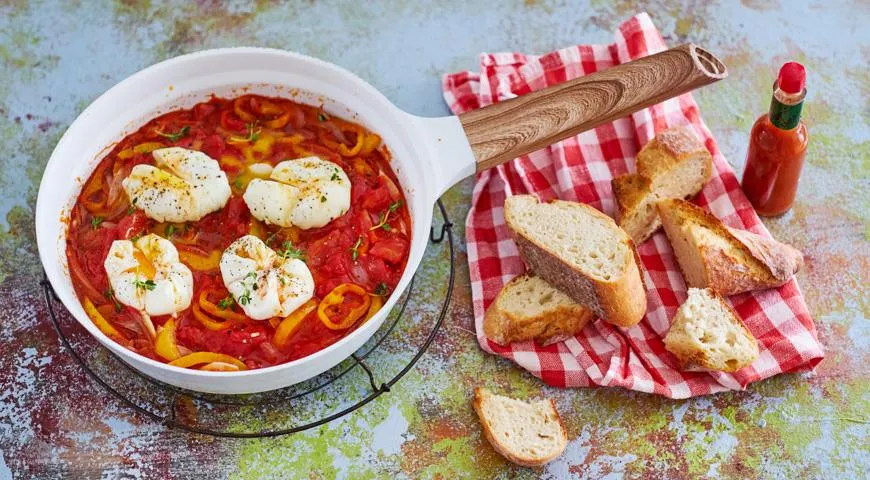 Shakshuka z jajkami w koszulkach