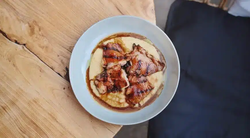 Grillowana przepiórka, polenta, konfitura z cebuli