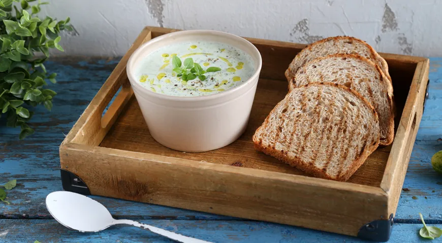 Zimna zupa pesto jogurtowa z ogórkiem