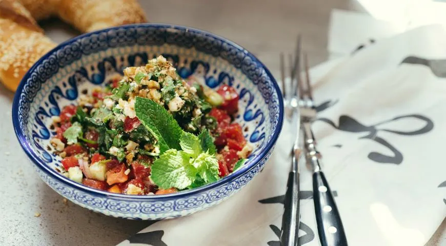 Tabbouleh z pomidorami i świeżymi ogórkami